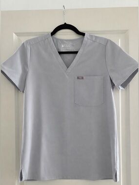 FIGS Technical Collection V-Neck Scrub Top – Light Gray – Small
